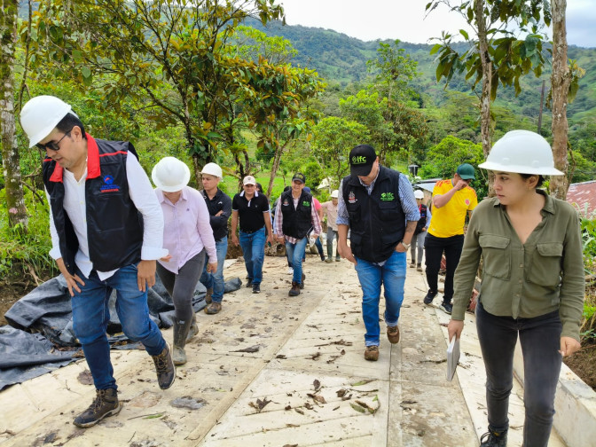 A la fecha van 900 metros de placa huella construida en la vía